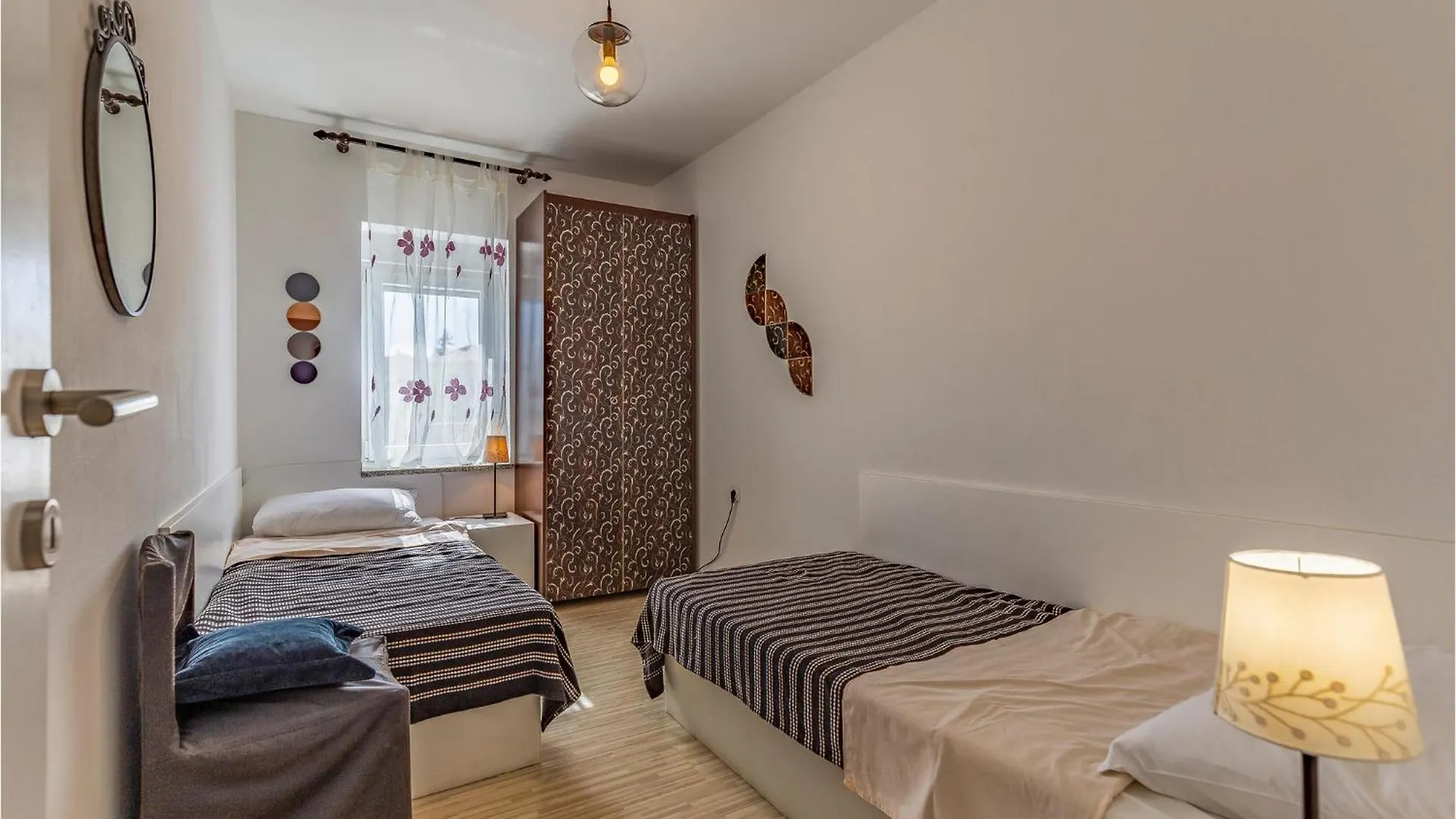 Cozy Home In Pomer With Kitchen Дом отдыха