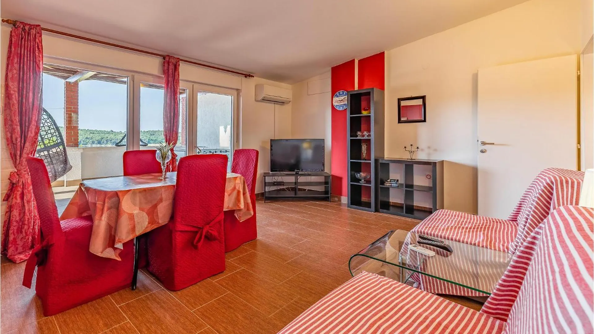 Cozy Home In Pomer With Kitchen